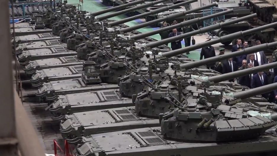 Siergiej Szojgu w fabryce produkującej "nowe" czołgi T-80BWM.