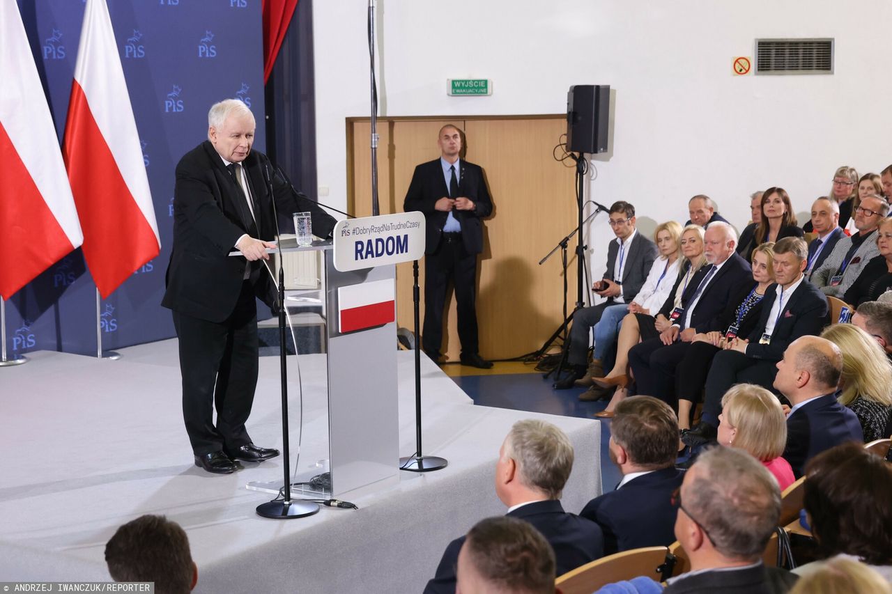 Jarosław Kaczyński podczas spotkania z mieszkańcami Radomia. W pierwszych rzędach z reguły zasiadają czołowi politycy PiS 