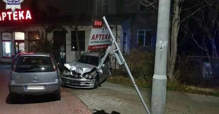 Pijany kierowca w Świdniku. Staranował ogrodzenie posesji