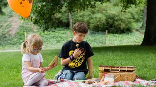 "Czytanie na polanie", czyli czytelniczy piknik na kocykach z uczniami wieluńskiej czwórki