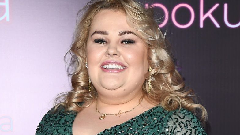 Kinga Zawodnik pręży się w saunie