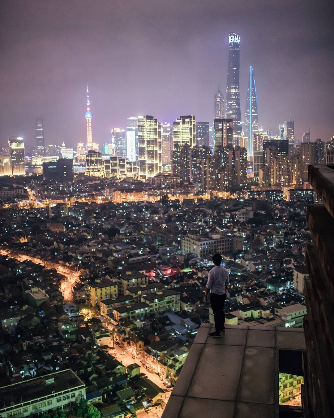 Harimao Lee fotografuje Hongkong w bardzo nastrojowy sposób. Jego zdjęcia są pełne kolorów
