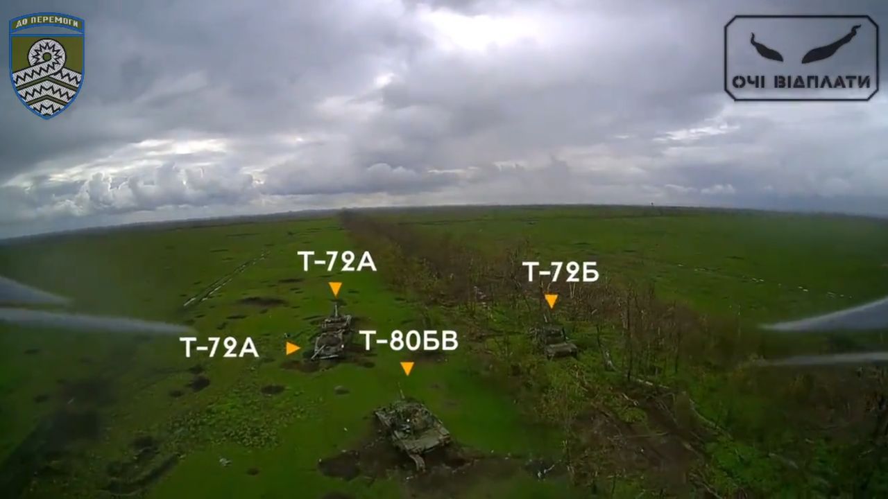 Improwizowane drony "kamikadze" vs opuszczone rosyjskie czołgi. 