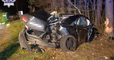 Olszewnica: Zjechał z drogi i uderzył w drzewo. Kierowca trafił do szpitala