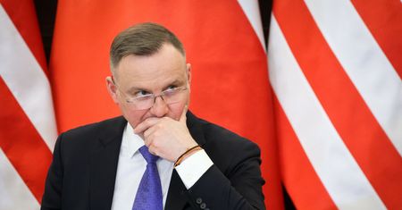 Co oznaczają tajemnicze bransoletki na przegubach Andrzeja Dudy? Stylistka wyjaśnia