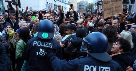 Kolejna noc zamieszek w Berlinie. W ruch poszły kamienie i butelki