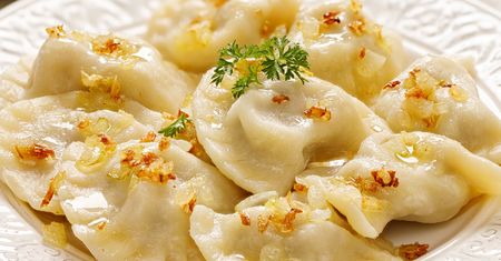 Przed wojną gospodynie robiły takie pierogi. Jeden dodatek do farszu dziś zadziwia
