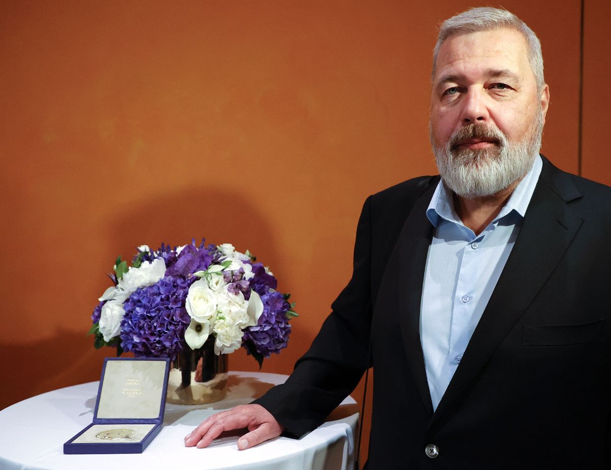 epaselect epa10024550 2021 Nobel Peace Prize winner, Dmitry Muratov, editor-in-chief of the influential Russian newspaper Novaya Gazeta, poses with his medal which he is auctioning off to benefit Ukrainian children at The Times Center in New York, USA, 20 June 2002. All proceeds will support UNICEF's humanitarian efforts to support children and families forced to flee Ukraine and those internally displaced. EPA/JASON SZENES Dostawca: PAP/EPA.