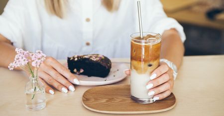 Najczęstsze błędy w manicure. Czy popełniasz podobne pomyłki przy malowaniu?