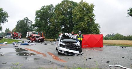 Chciał skręcić, wjechała w niego ciężarówka. Nie żyją dwie osoby [ZDJĘCIA]