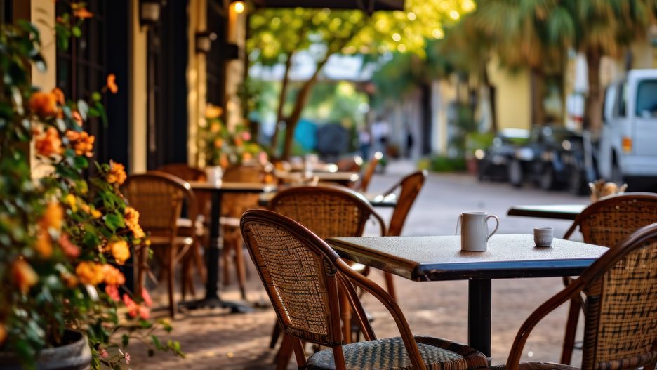 Właściciele kawiarni i restauracji w centrum Paryża narzekają na brak turystów w ich lokalach
