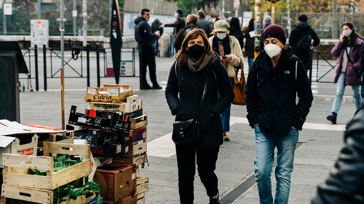 Dystans społeczny i noszenie maseczek pomogły w zatrzymaniu rozprzestrzeniania koronawirusa 