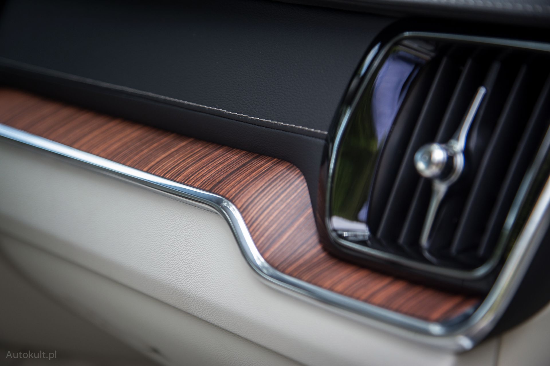 Volvo V60 D4 (2018) (fot. Mateusz Żuchowski)