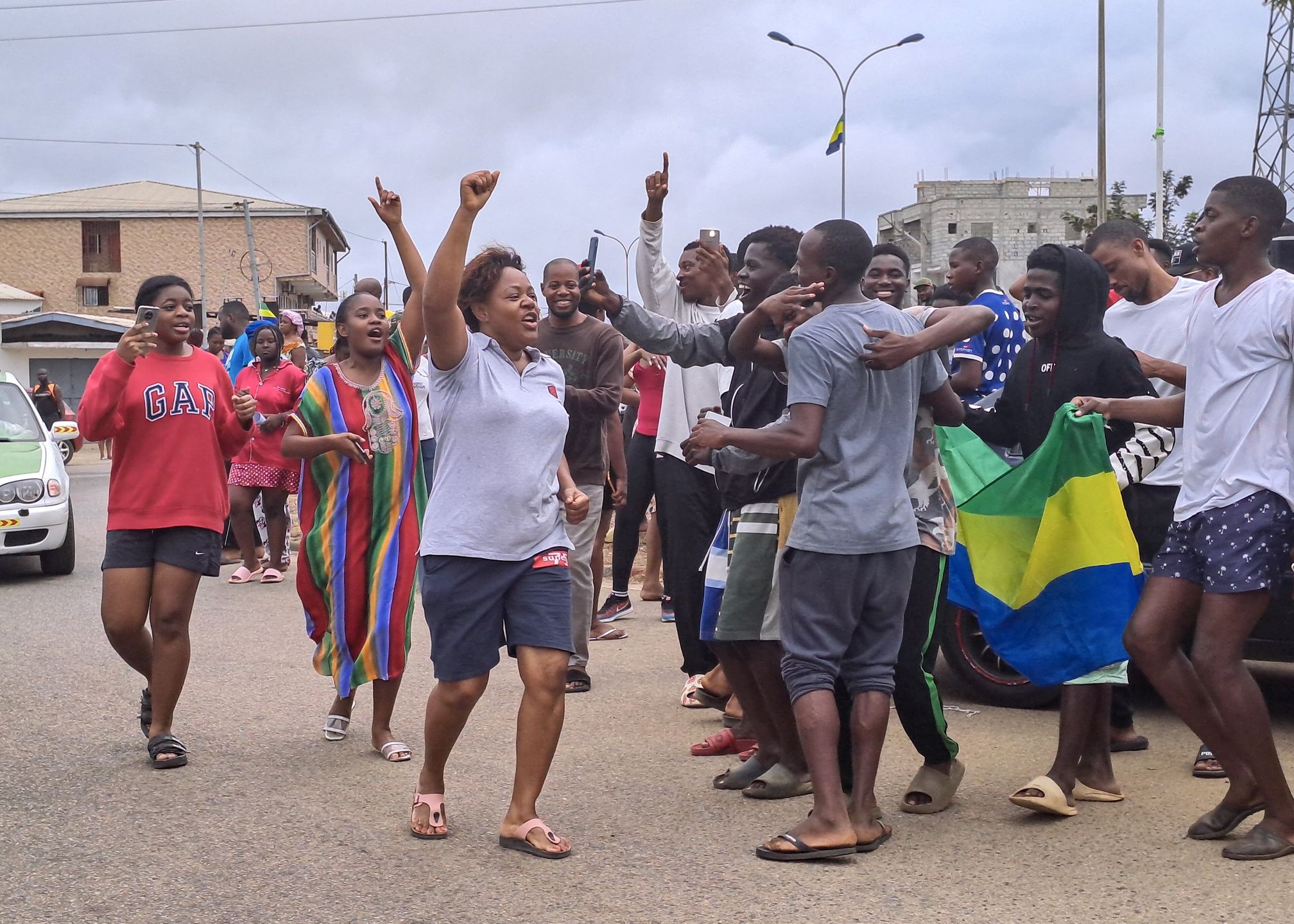 People display the Gabon national flag as they gather to celebrate in the streets of Akanda, Gabon, 30 August 2023. Members of the Gabonese army on 30 August announced on national television that they were canceling the election results and putting an end to Gabonese President Ali Bongo's regime, who had been declared the winner. EPA/STRINGER Dostawca: PAP/EPA.