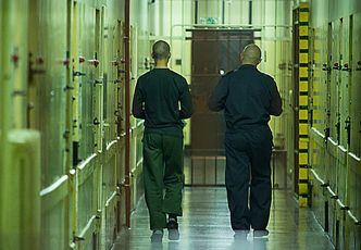 Szefowie więzienia przyjmowali cenne łapówki. Gangsterzy wręczali im kradzione telewizory i drogie alkohole