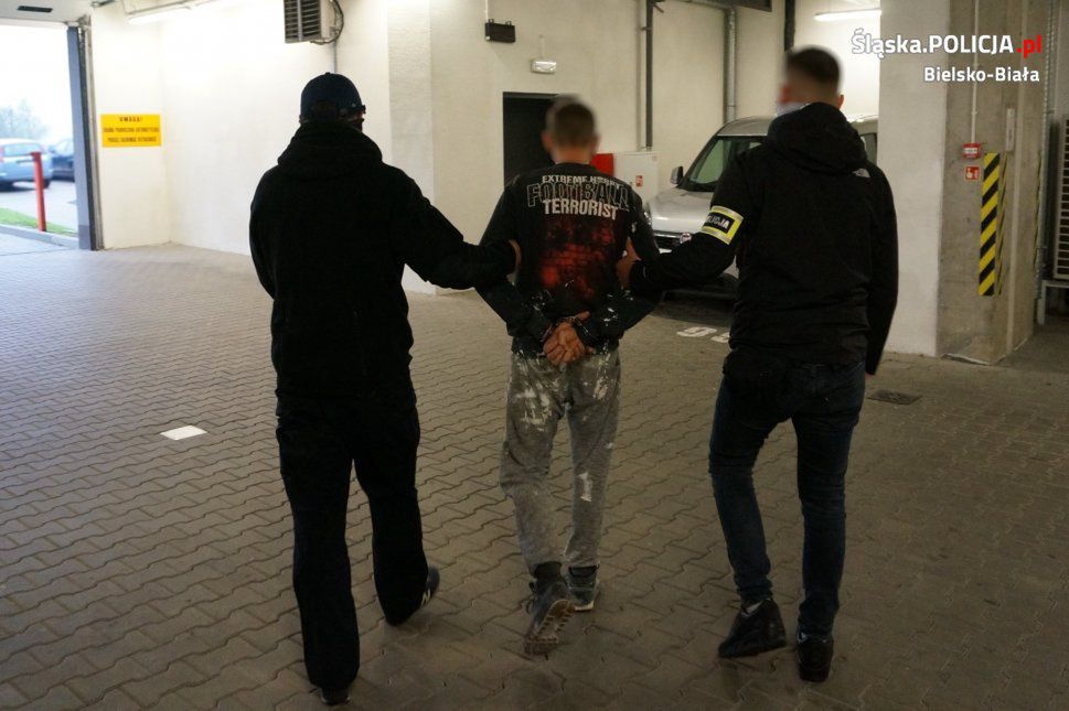 Policjanci z Bielska-Białej zatrzymali 33-latka podejrzanego o napad z bronią na sklep.