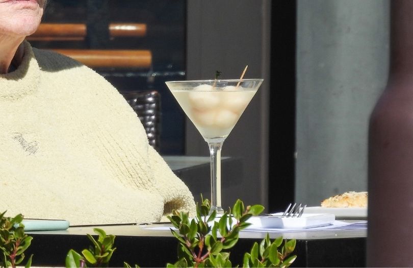 Shirley MacLaine sączy Martini na lunchu w Malibu
