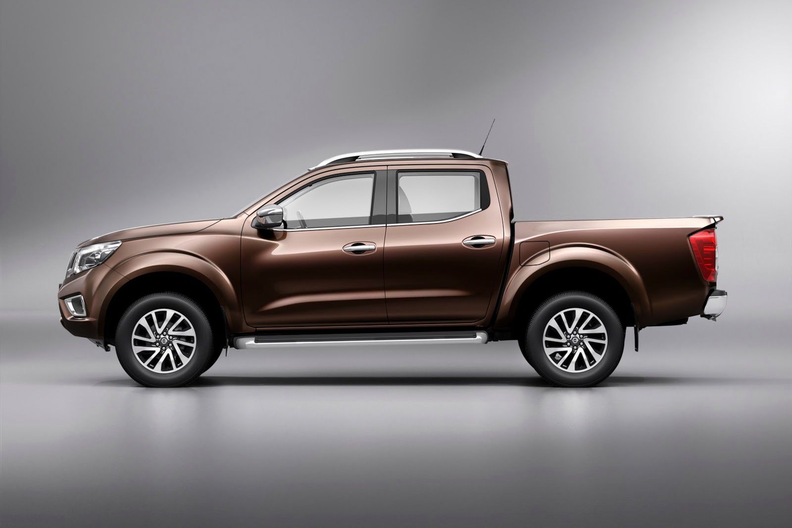 Nowy Nissan Navara - obszerna galeria producenta 12