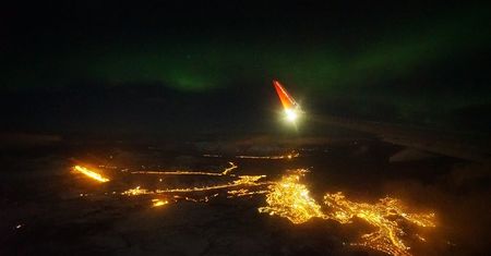 Fotograf ujął zorzę polarną z okna samolotu