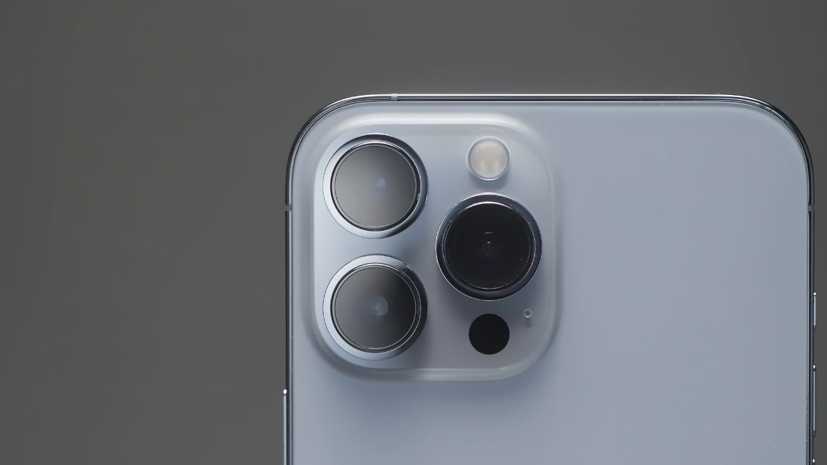 Do czego służy mały czarny otwór przy aparacie iPhone'a?