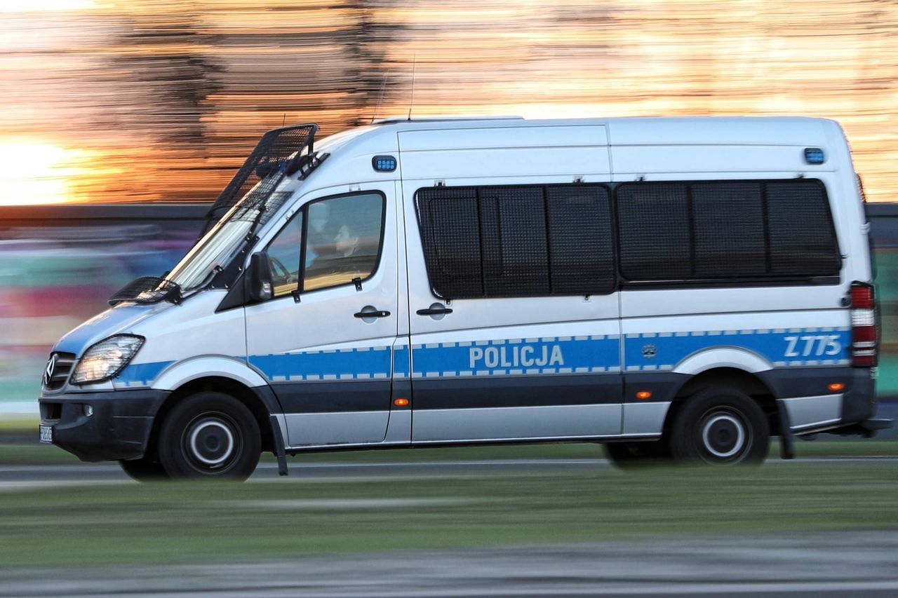 Policyjny pościg w Warszawie. Kierowca staranował dwa radiowozy, padły strzały