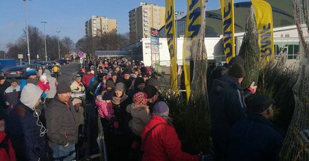 Setki lublinian w kolejce po darmową choinkę od RMF FM (zdjęcia)