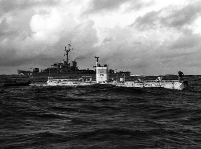 Wynurzony Trieste na tle niszczyciela USS Lewis