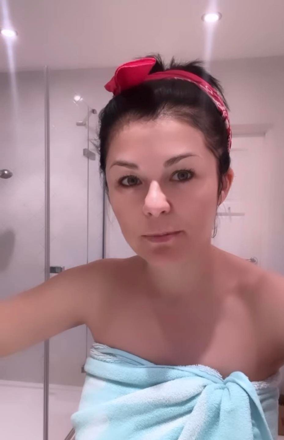 Katarzyna Cichopek w samym ręczniku i bez makijażu