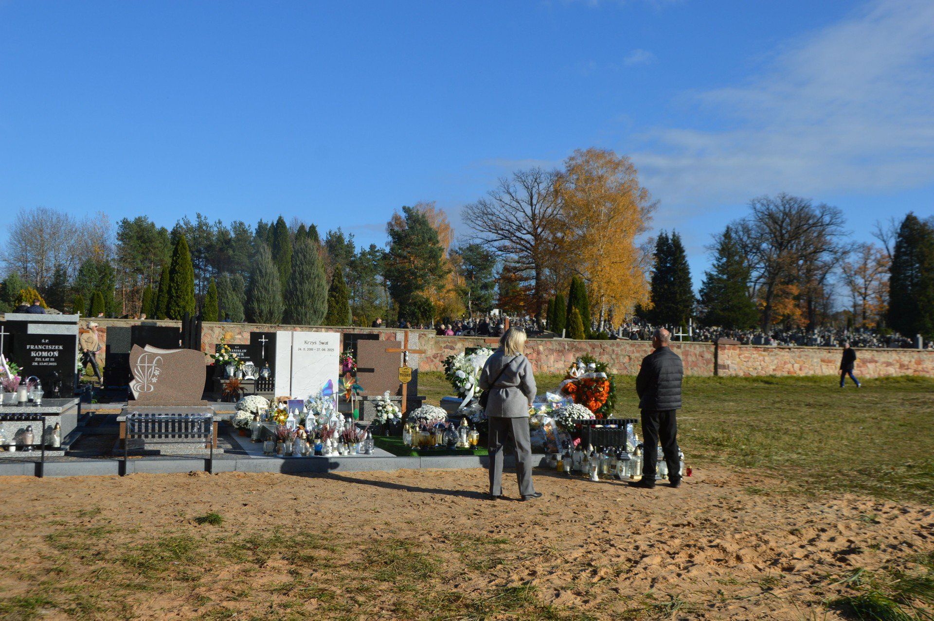 Na cmentarzu w Suchedniowie można podziwiać wyjątkowy nagrobek Jana Hempla, XIX - wiecznego geologa, &#34;ojca polskiego górnictwa&#34;.