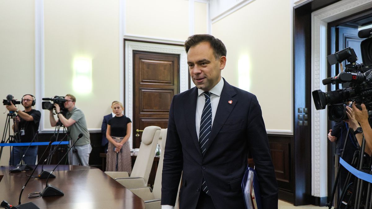 Warszawa, 12.08.2025. Minister finansów i gospodarki Andrzej Domański przed posiedzeniem rządu w KPRM w Warszawie, 12 bm. Ministrowie będą rozmawiać m.in. o dotacjach z KPO. (mr) PAP/Paweł Supernak