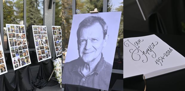 Pogrzeb Jana Frycza. Przed salą pożegnań na Powązkach Wojskowych wystawiono prywatne zdjęcia aktora i księgę kondolencyjną (ZDJĘCIA)