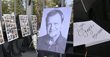 Pogrzeb Jana Frycza. Przed salą pożegnań na Powązkach Wojskowych wystawiono prywatne zdjęcia aktora i księgę kondolencyjną (ZDJĘCIA)
