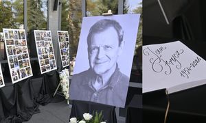 Pogrzeb Jana Frycza. Przed salą pożegnań na Powązkach Wojskowych wystawiono prywatne zdjęcia aktora i księgę kondolencyjną (ZDJĘCIA)