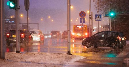 Atak zimy w Warszawie. Śnieżyca paraliżuje ruch. Zdjęcia