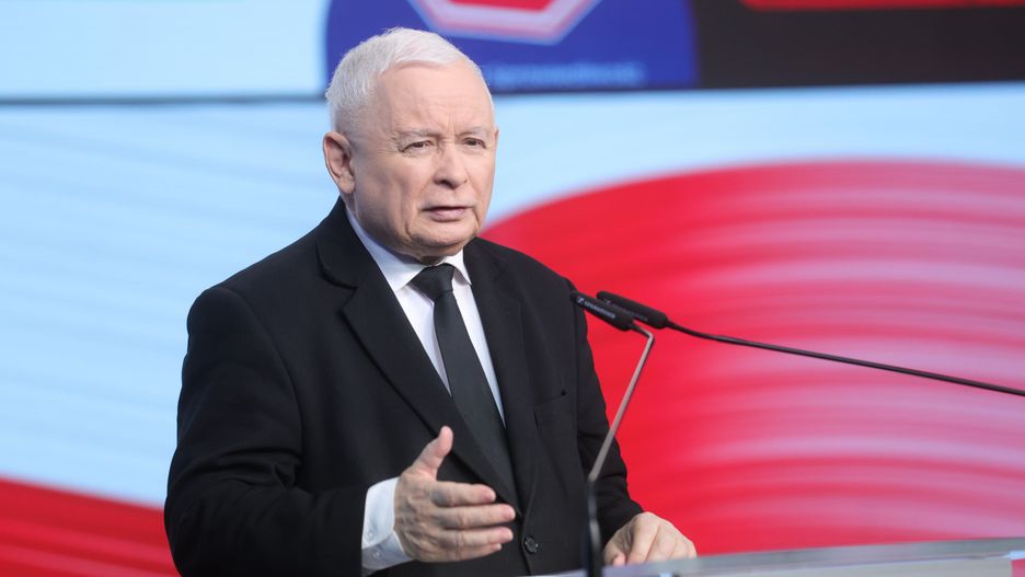 Warszawa, 13.05.2024. Prezes PiS Jarosław Kaczyński podczas konferencji prasowej w siedzibie partii na ulicy Nowogrodzkiej w Warszawie, 13 bm. (ad) PAP/Rafał Guz