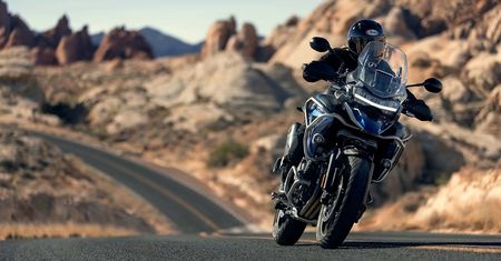 Triumph jeszcze bardziej obniża Tigera 1200. Tym razem zaawansowanym zawieszeniem