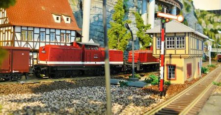 Wystawa Kolejkoland w Tarasach Zamkowych w Lublinie. Pociągi na gigantycznej makiecie