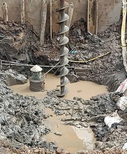 Wietnam. 10-latek od dwóch dni uwięziony w palu fundamentowym. Trwa akcja ratunkowa służb