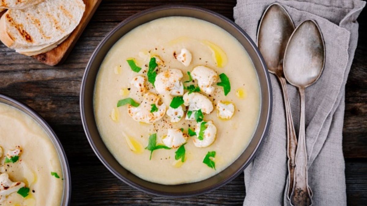 Zupa kalafiorowa jest łatwa w przygotowaniu, a do tego wyśmienicie smakuje
