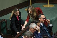 Warszawa, 27.11.2024. Wiceminister rodziny, pracy i polityki społecznej Aleksandra Gajewska (L-II rząd), minister spraw wewnętrznych i administracji Tomasz Siemoniak (L-I rząd), minister rodziny, pracy i polityki społecznej Agnieszka Dziemianowicz-Bąk (C) i minister infrastruktury Dariusz Klimczak (P) na sali obrad Sejmu w Warszawie, 27 bm. Sejm wznowił obrady. Zajmie się rządowymi projektami ustaw - ws. obniżenia składki zdrowotnej oraz zamrożenia cen energii. Posłowie będą też pracować nad projektem Lewicy zakładającym, że Wigilia będzie dniem wolnym od pracy. (aldg) PAP/Rafał Guz