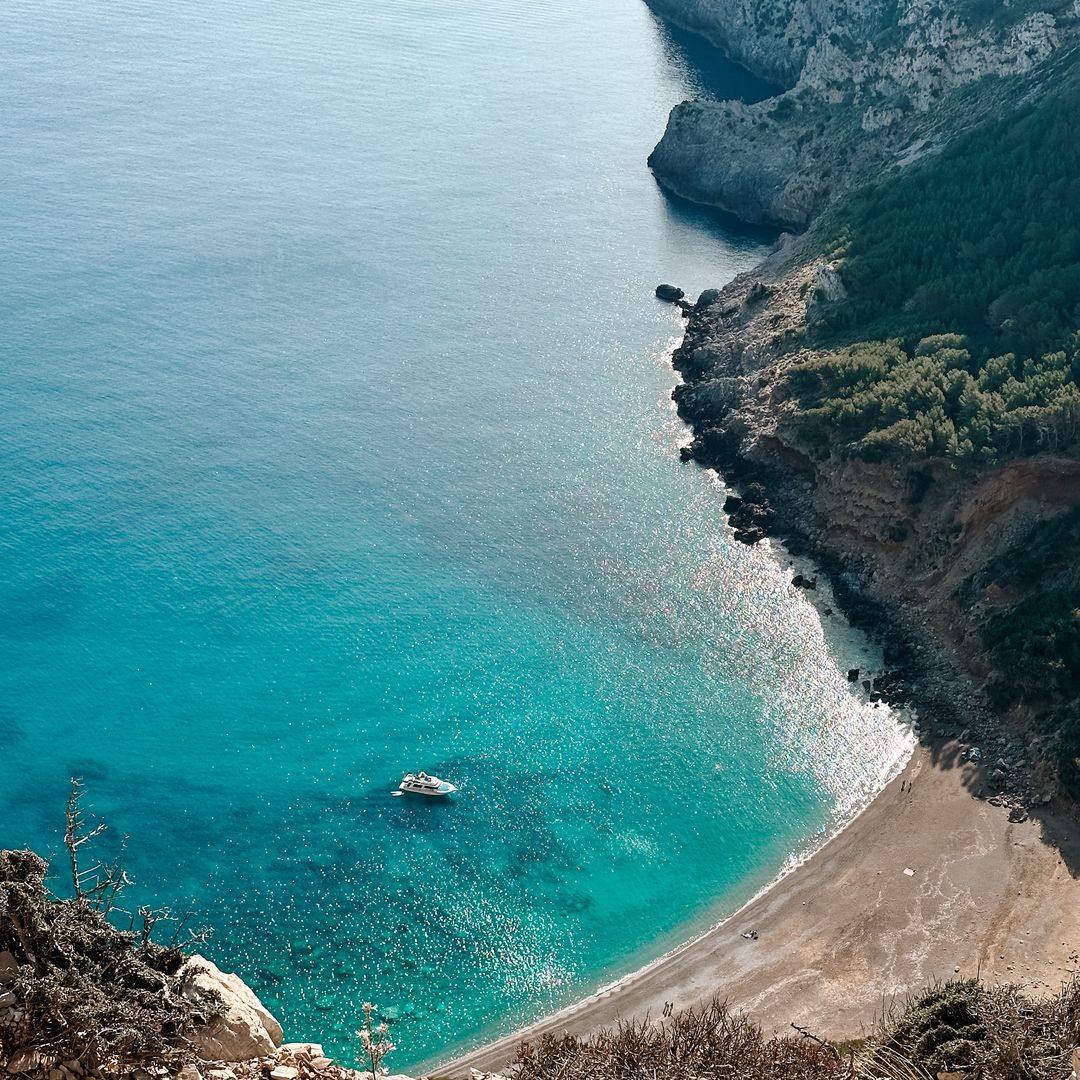 Widok ze szlaku na plażę Coll de Baix.