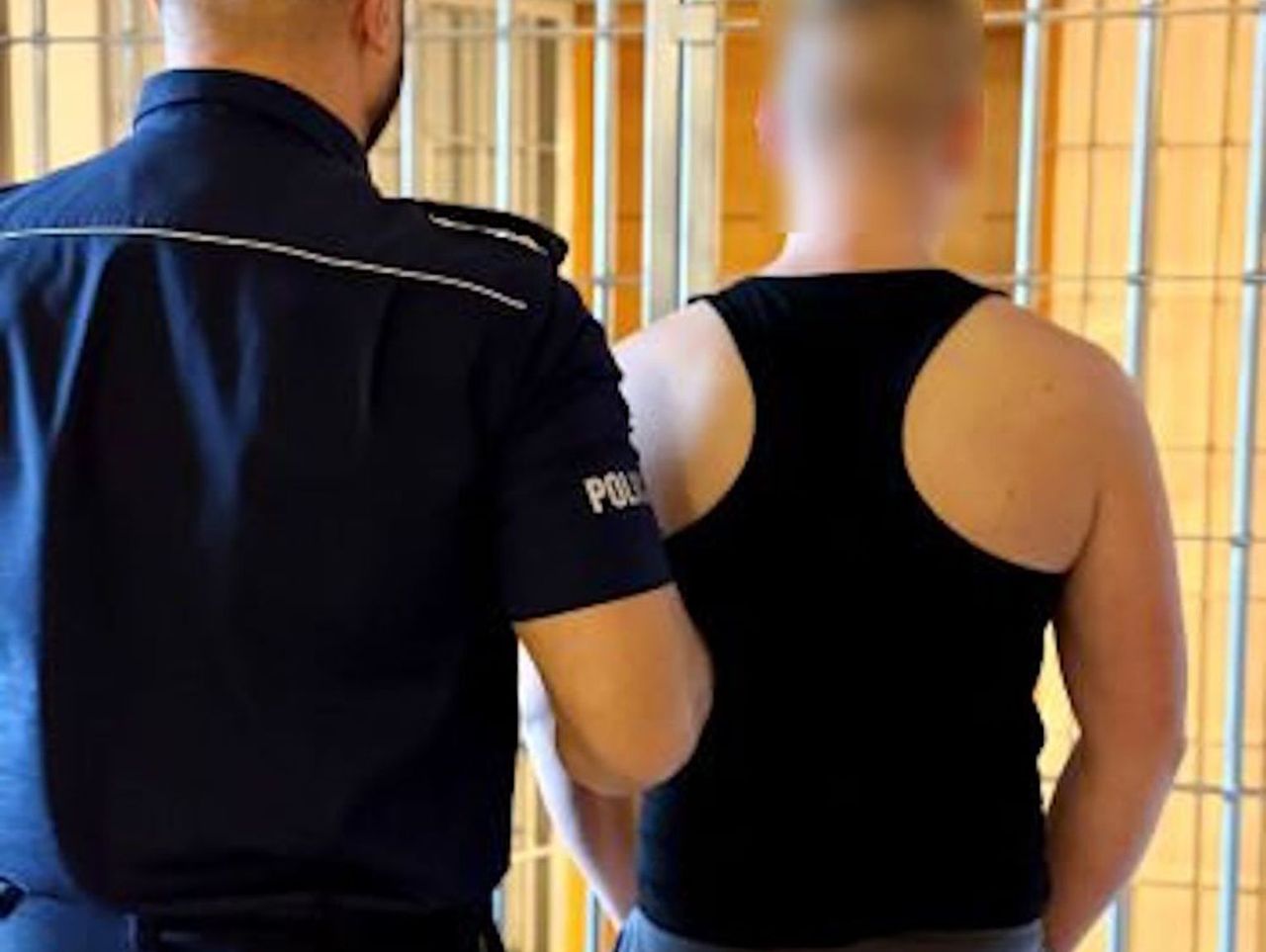 Kartuzy: 25-letni diler miał magazyn w garażu. Policjanci znaleźli różne proszki, tabletki i susz