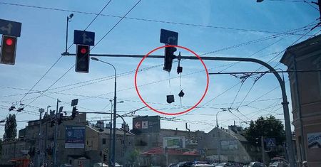 Uszkodzona sygnalizacja świetlna na skrzyżowaniu. Miejsce zabezpiecza policja