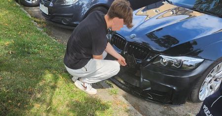 Zdejmują przednią tablicę. Później dziwnie się tłumaczą