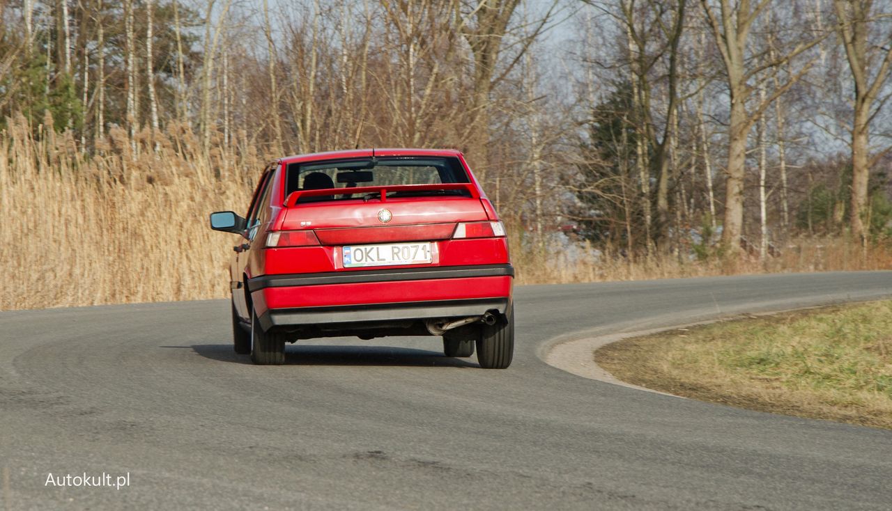 Auto mocno pochyla się w łuku, ale drogi trzyma się wzorowo.