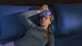 Nocne poty mogą być objawem raka (WIDEO)