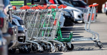 Zakaz handlu w niedziele. Polacy chcą jego zawieszenia na czas pandemii