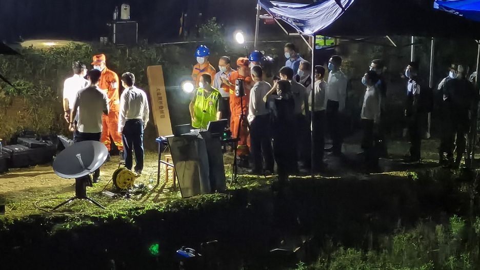 Aftermath of China Eastern Airlines plane crashepa09841561 Rescue workers attend a briefing at the site of a plane crash from a China Eastern Airlines in Tengxian County, Guangxi region, southern China, 21 March 2022 (issued 22 March 2022). A China Eastern Airlines Boeing 737-800 with 132 people on board crashed in southern China on a flight from Kunming to Guangzhou on 21 March 2022, according to China's Civil Aviation Administration.  EPA/STRINGER CHINA OUT
BEST QUALITY AVAILABLE Dostawca: PAP/EPA.STRINGER
