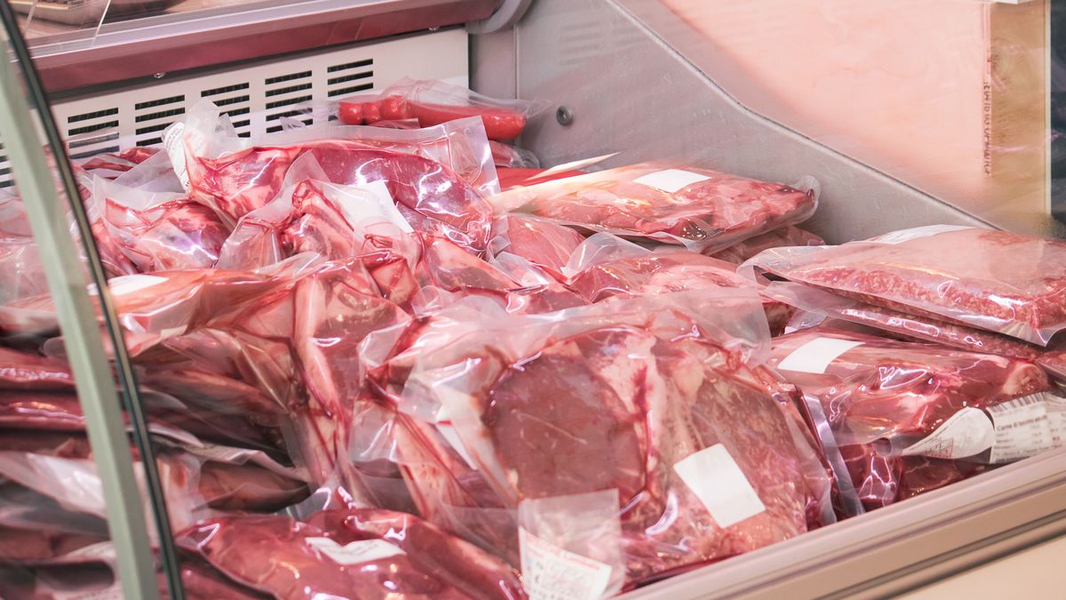 Gdzie wyrzucać opakowania z mięsa i wędlin? Podpowiadamy