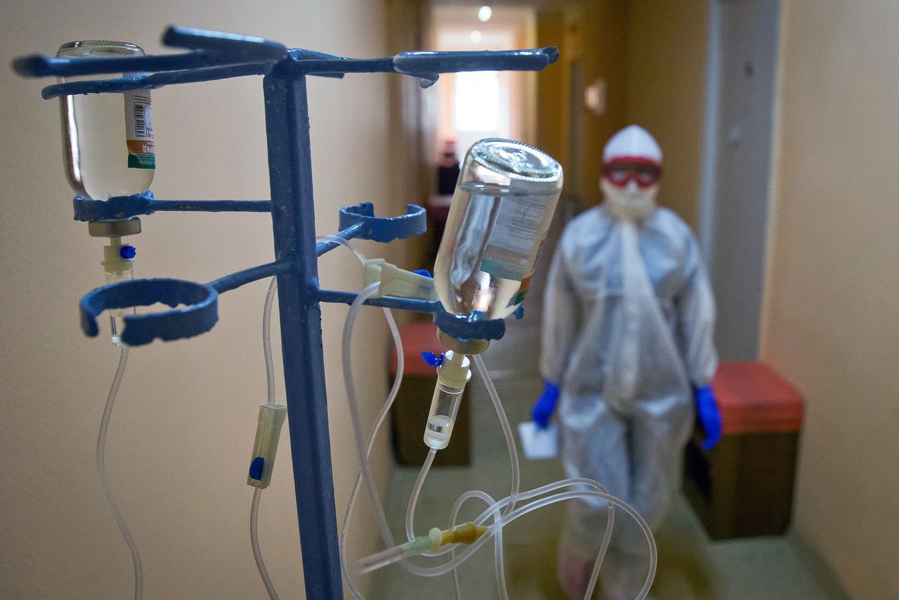 W Polsce kwitnie rynek wlewów. Ludzie płacą setki złotych. "Skuteczność zerowa"